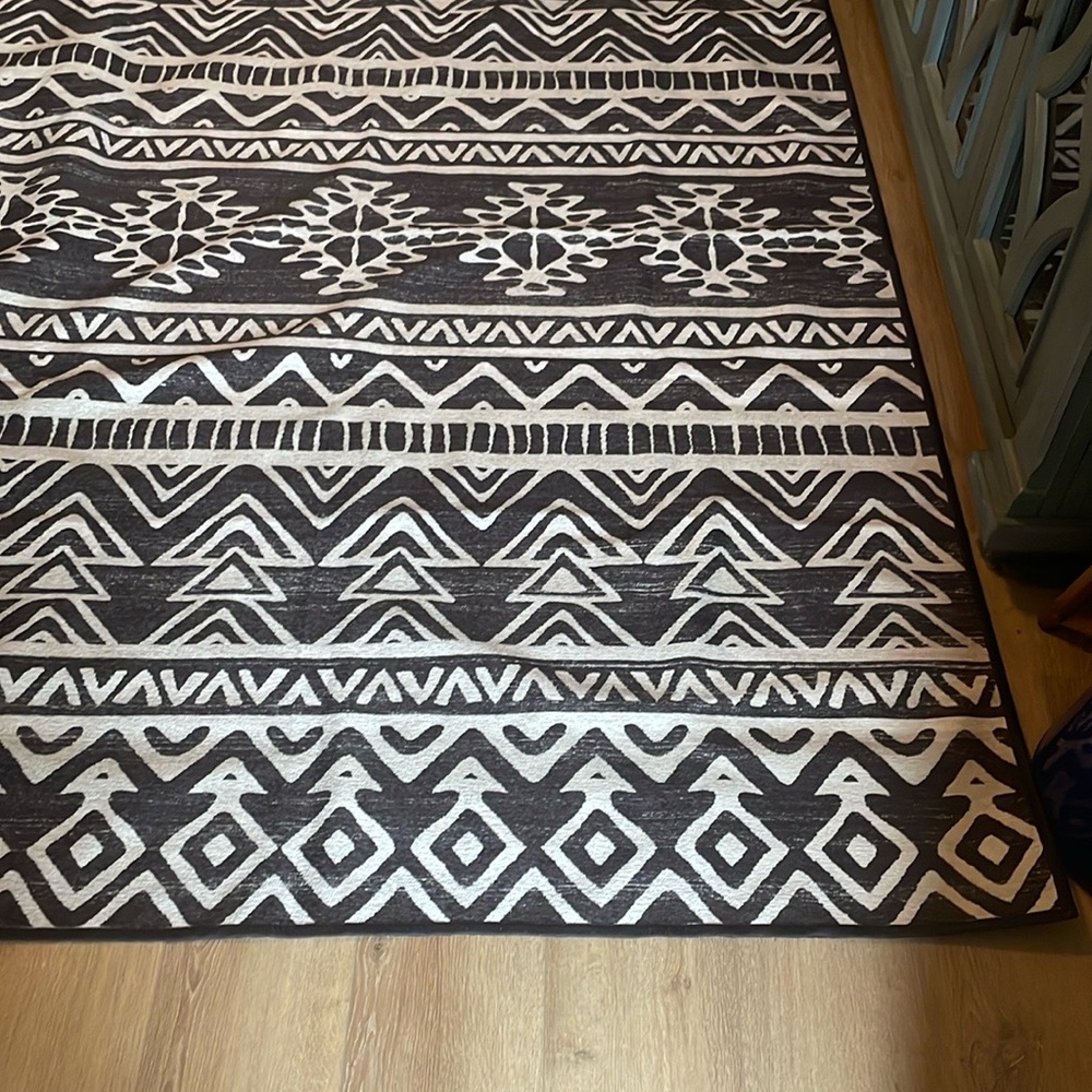 Black and White Geometric Pattern Rug 5x7 Ruggable Rug